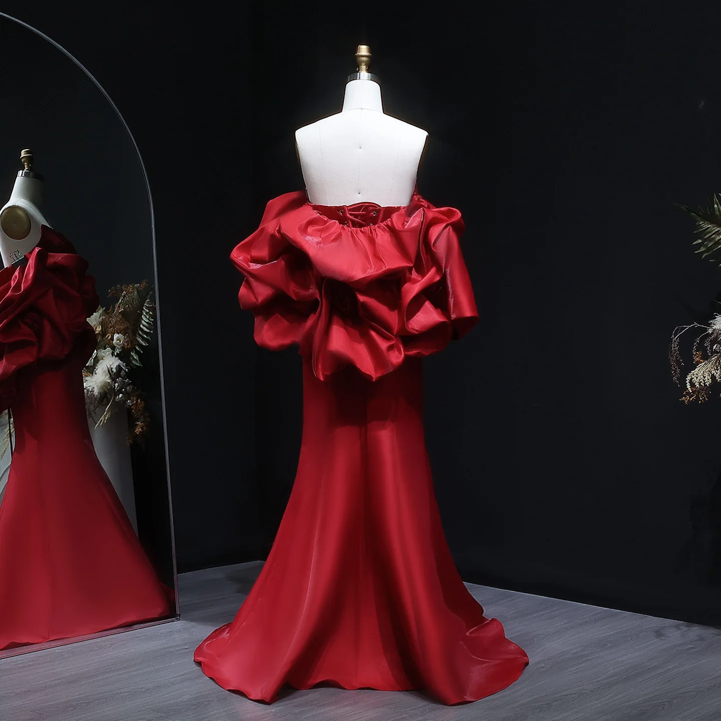 Sharon Said Elegantes weinrotes Meerjungfrau-Abendkleid mit Umhang, 3D-Blumen, Rüschen, Satin, Damen-Hochzeitsparty-Kleider SF200, individuell gestaltet