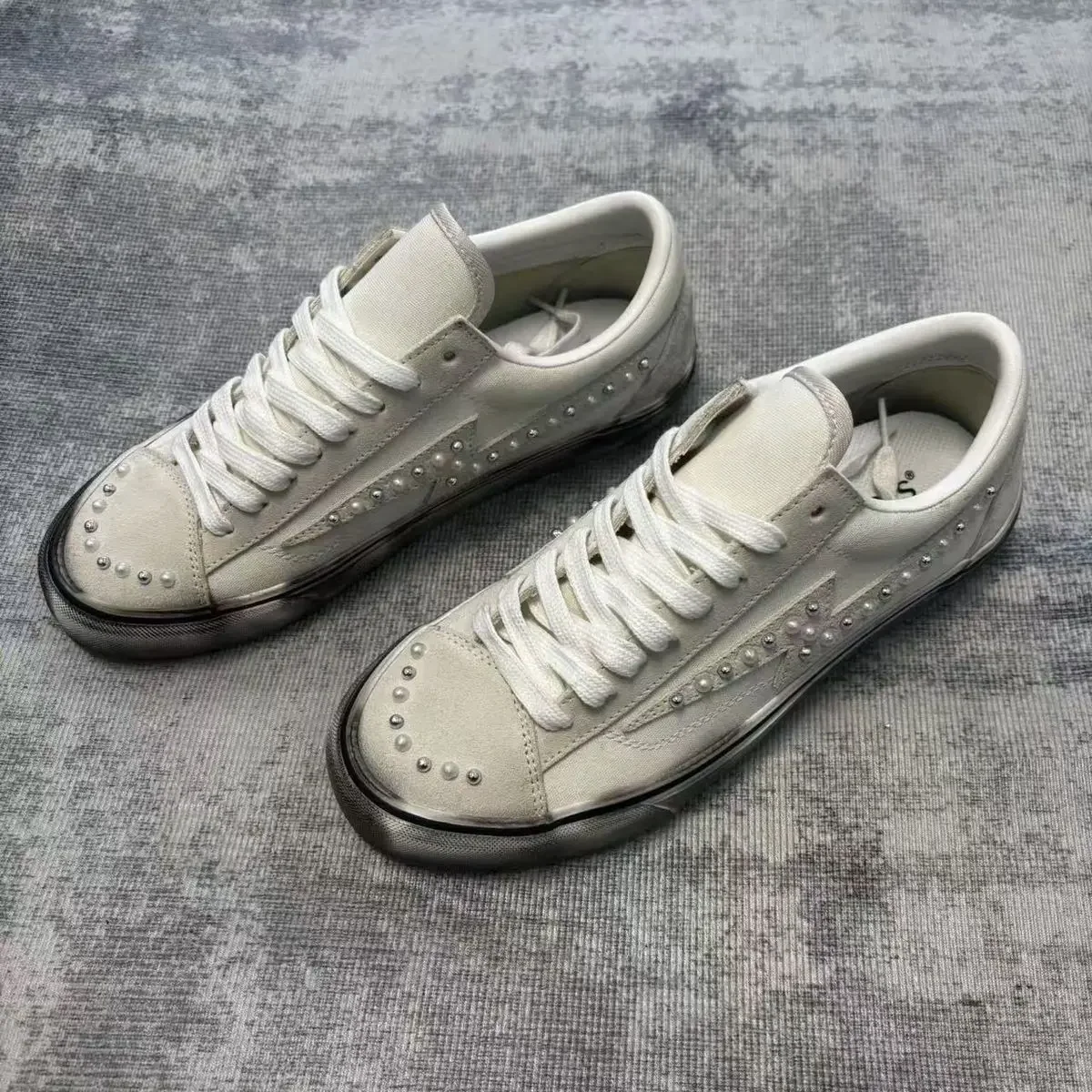 

2026 Fashion High-End White Low-Top Canvas Shoes Distressed Pearl Dirty Look Unisex Couple Street Trendy Sneakers