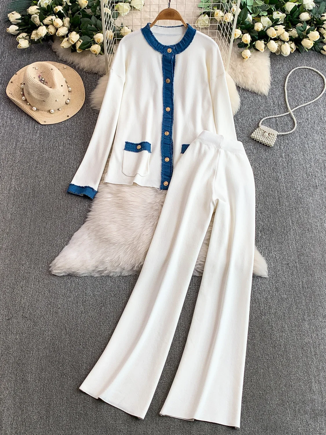 

Повседневный комплект из двух предметов: джинсовая вязаная куртка свободного кроя с круглым вырезом и брюки с высокой талией и широкими штанинами в корейском стиле, модный свободный крой.