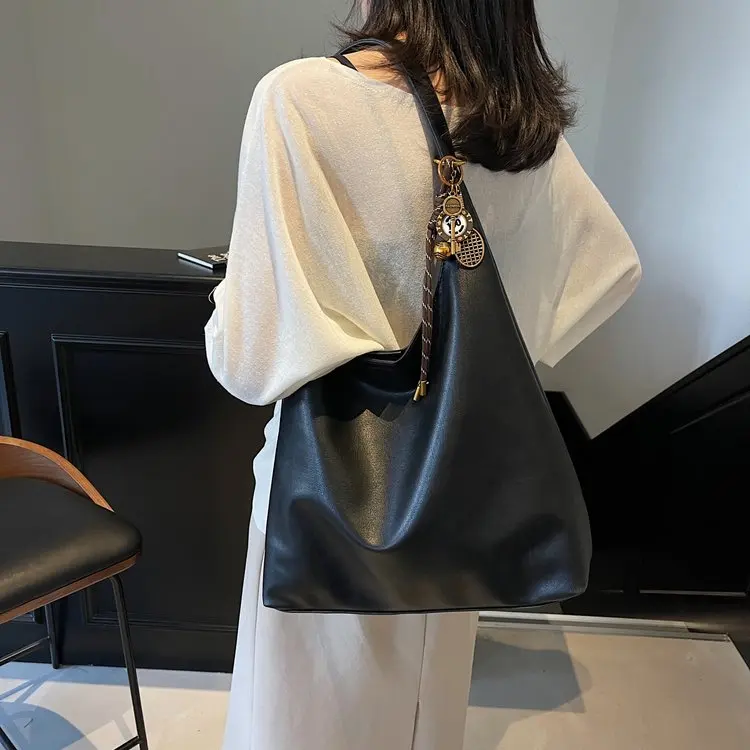 

2025 New 2468 Shoulder Bag Simple Casual Fashion Niche High Sense Armpit Bag Commuter Trend Handbag
