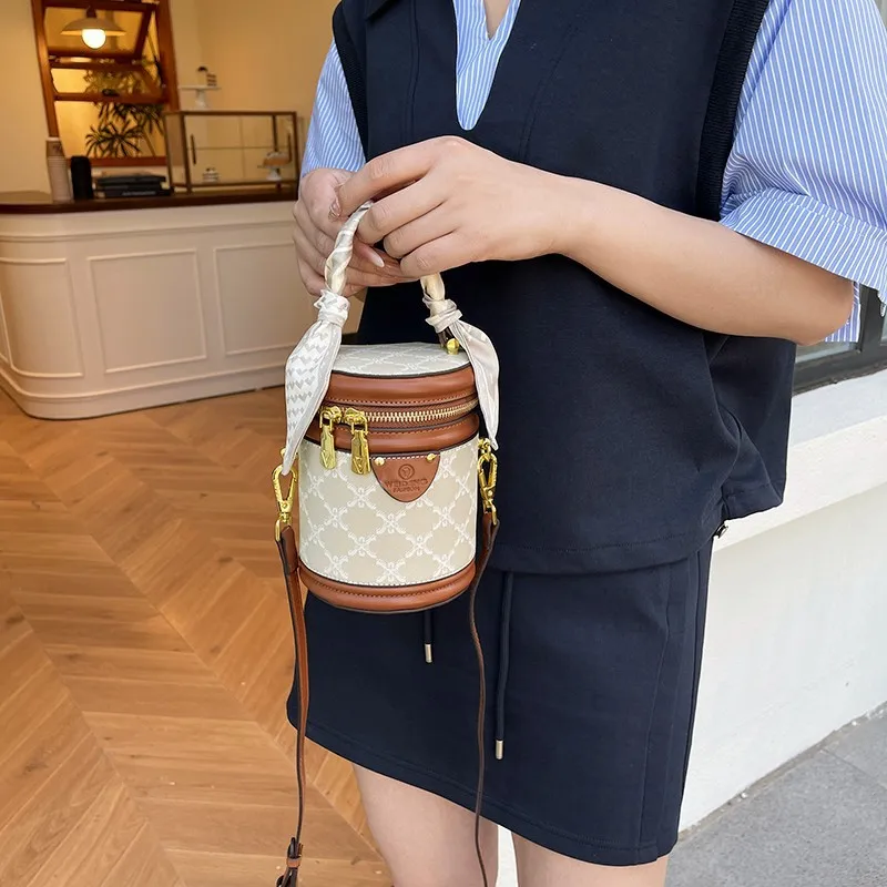 

Fashion and Leisure Trendy Portable Small Bucket Bag Women's 2025 New Trendy High-end Texture Niche Shoulder Bag Messenger Bag