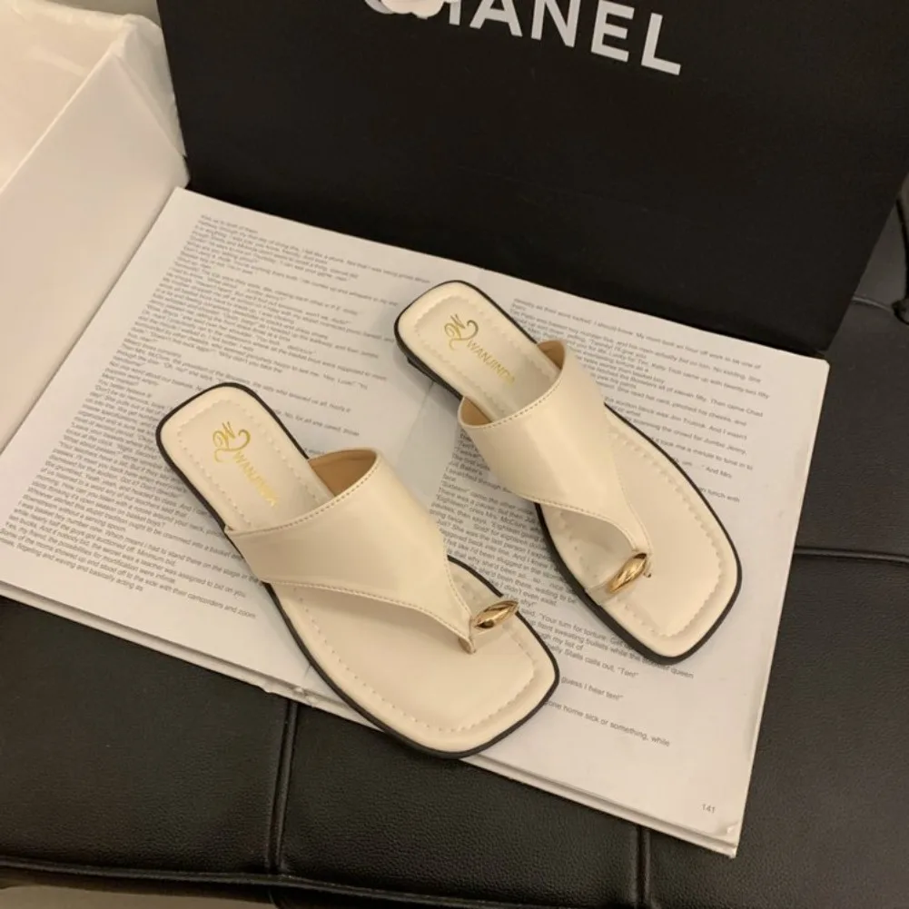 Damen Sommer Flip-Flops mit flacher Sohle, Zehenstegsandalen, eckige Zehenpartie, Kunstleder, weiche Sohle, rutschfeste Schuhe für Strandurlaub und Alltag – Detail 6