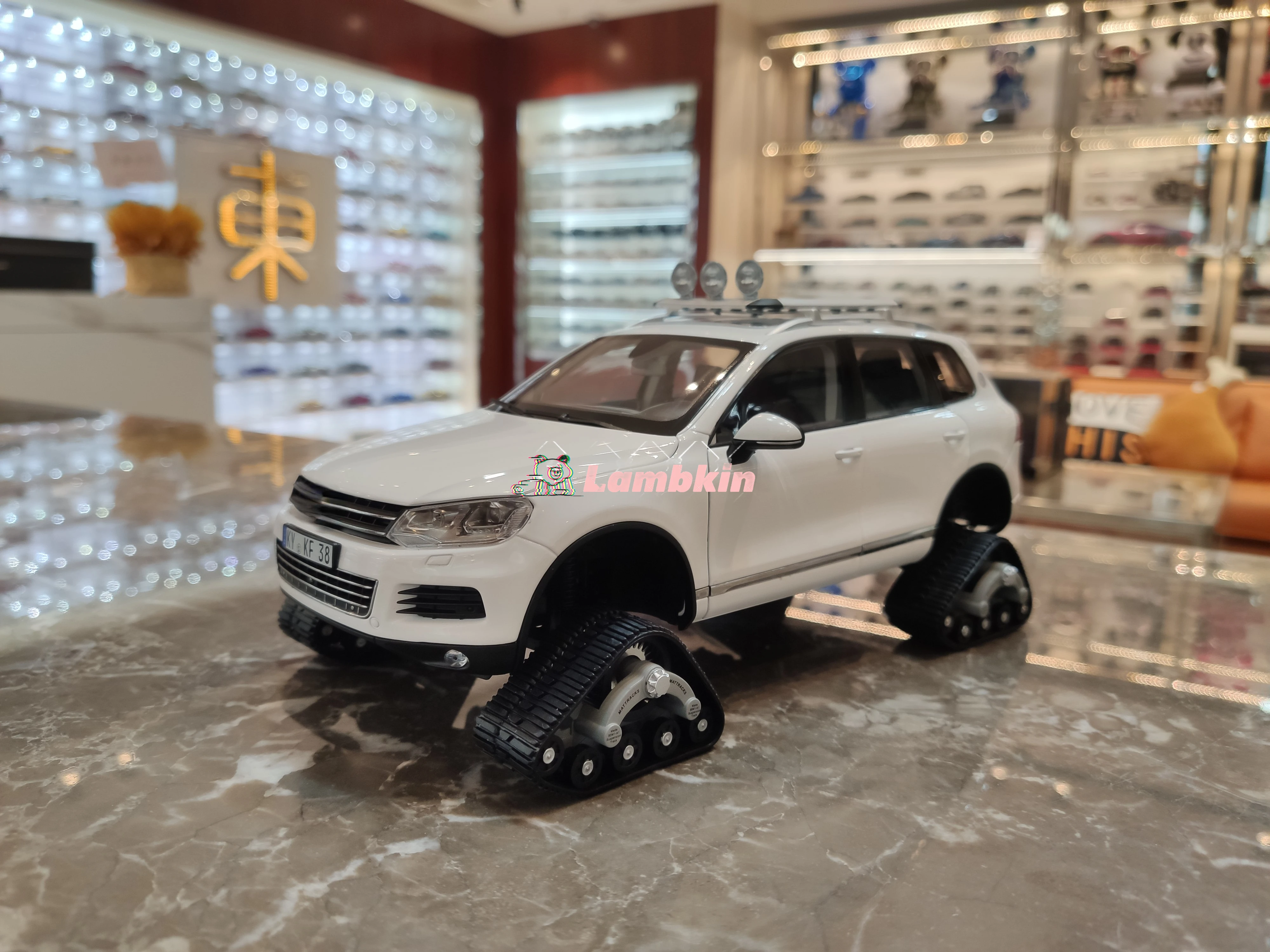 Kyosho 1:18 For Volkswagen Touareg Snow Edition Simulation Alloy Metal Car Model Gift Collection Ornament