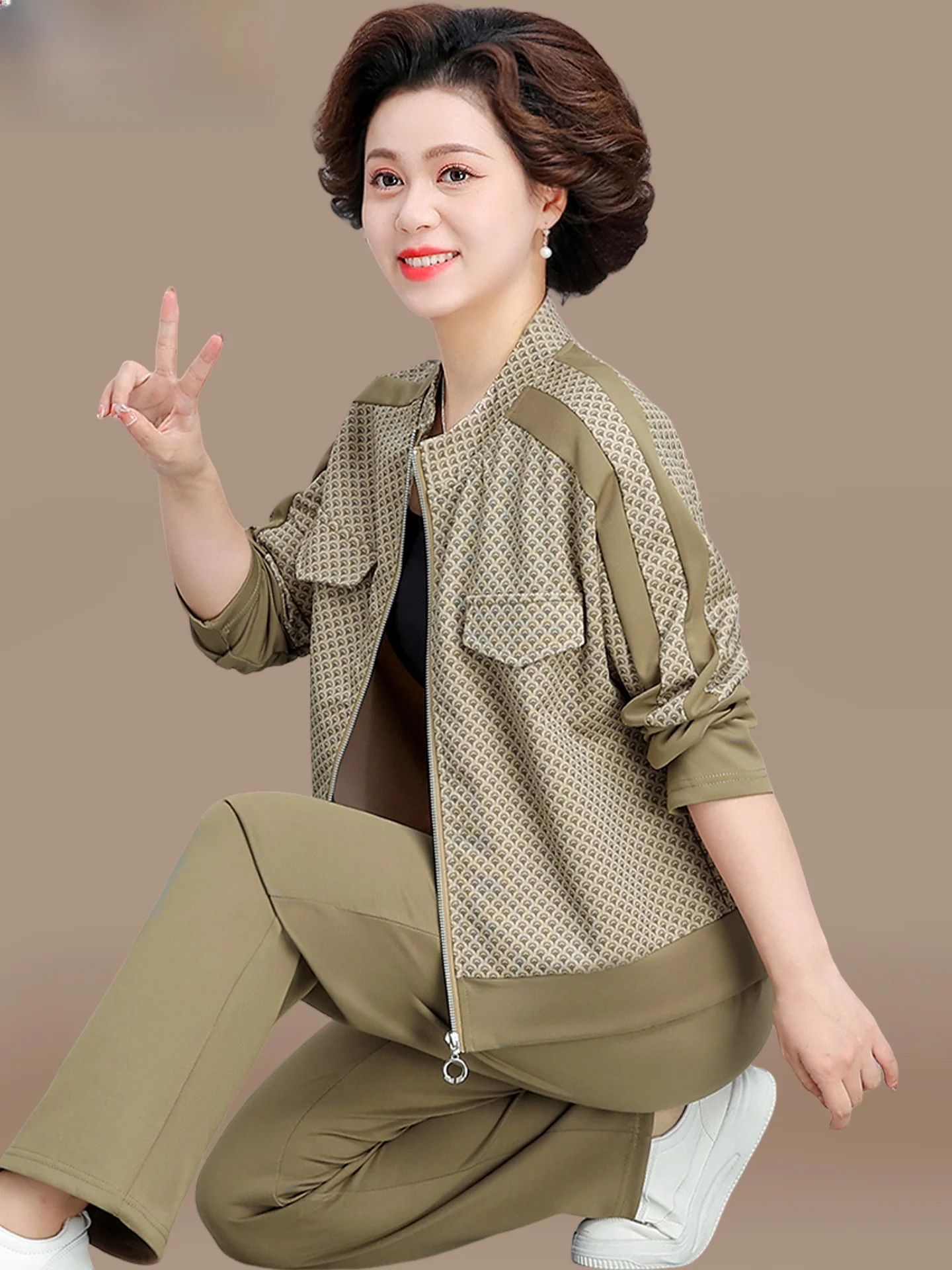 

Модный осенний спортивный костюм для женщин среднего возраста: комплект из двух предметов с молнией, свободный крой, длинные брюки