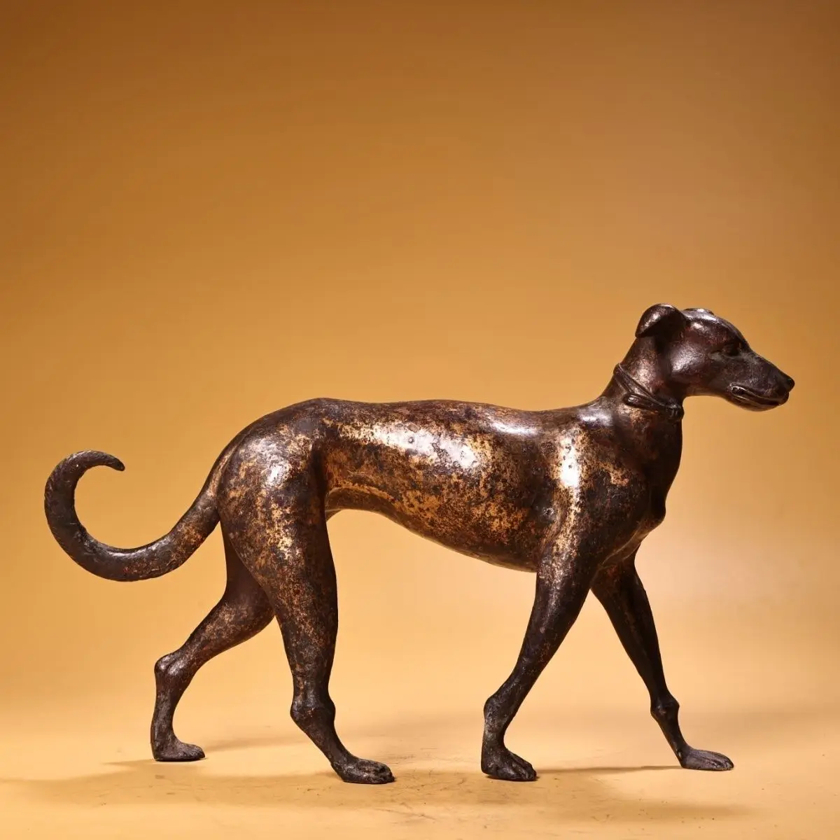 Treasure pure copper all-copper high relief chisel engraved gilt beast dog weighs 100 grams, is 1 cm high and 32 cm wide