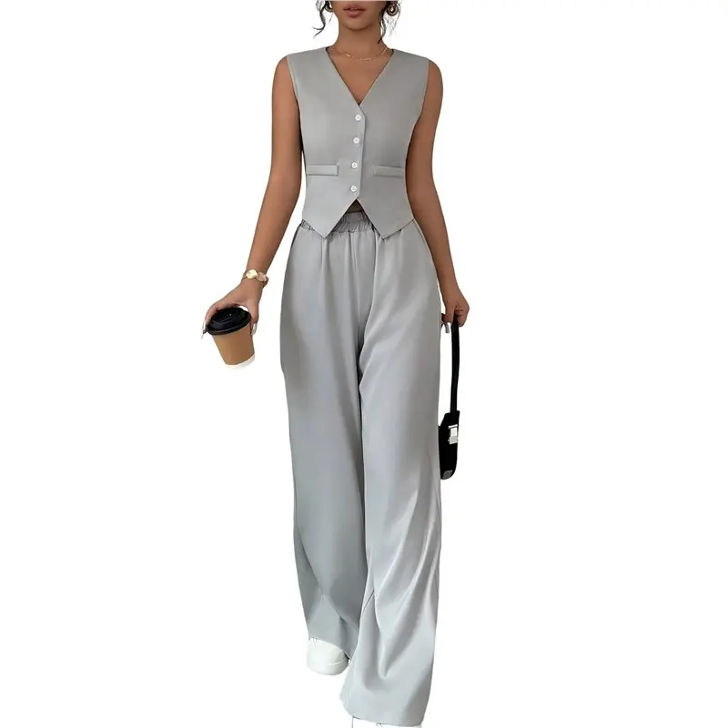 

Женский летний костюм из двух предметов: укороченный жилет с V-образным вырезом на пуговицах и брюки с широкими штанинами.