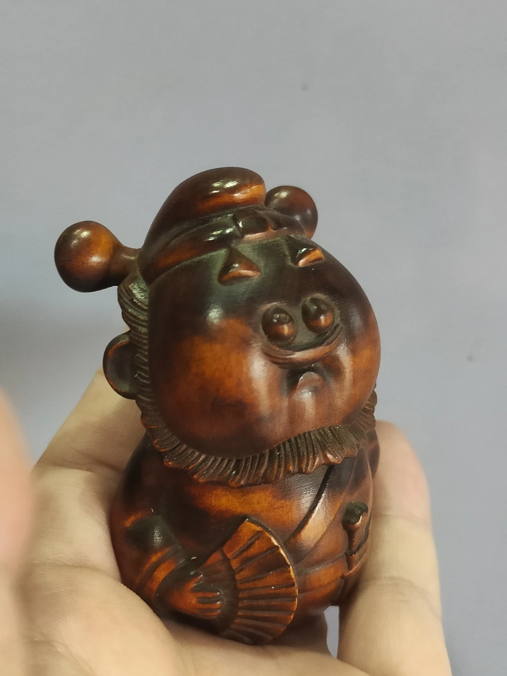 A retro boxwood carving of a seventh-rank official for home decoration, a small landlord on the table, to decorate China