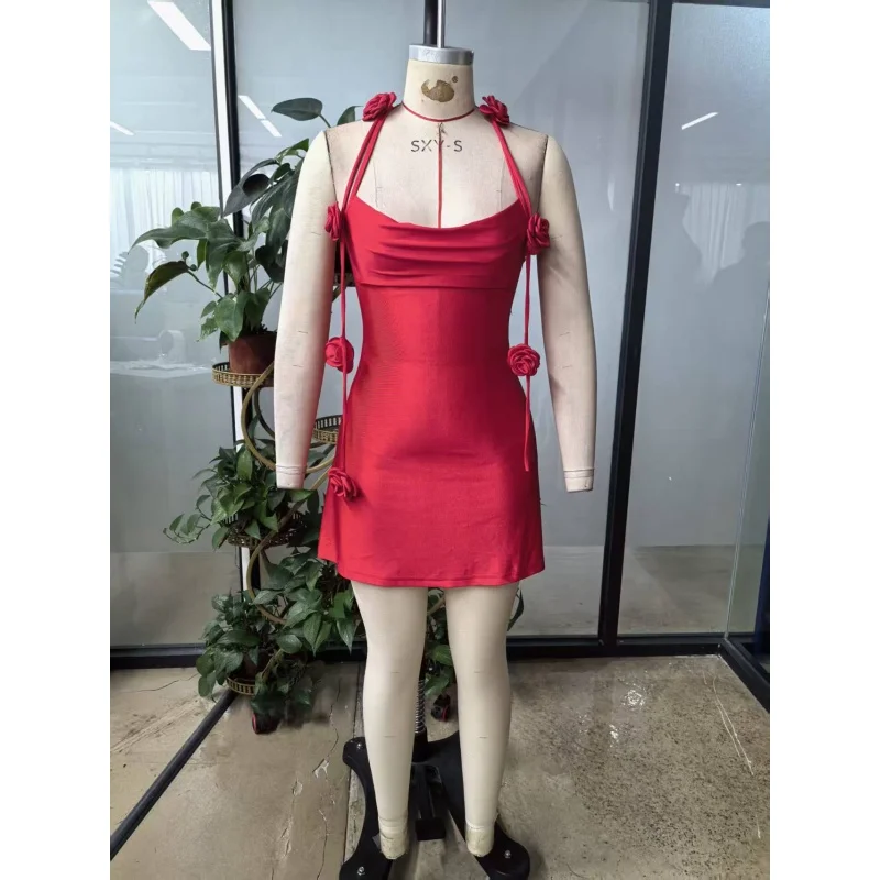 Damen 3D-Rosenblumen-Minikleid mit Spaghettiträgern, Wasserfallausschnitt, überkreuztem Rücken, ärmellos, eng anliegend, kurz, für Weihnachten und Neujahr. – Detail 8