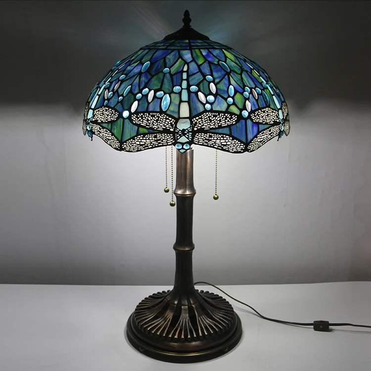 

Европейская настольная лампа в стиле Тиффани с синим витражным абажуром в виде стрекозы и медным основанием