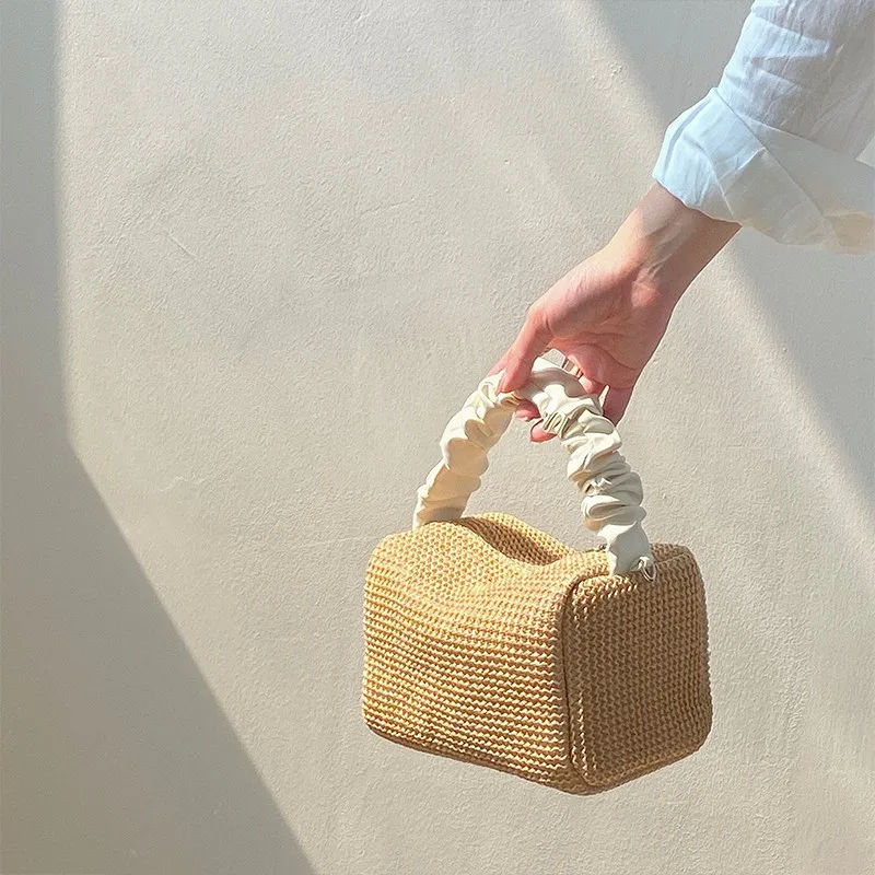 

Летняя плетеная сумка для женщин 2026: новая ретро-модель с плиссировкой, контрастными цветами, квадратная, универсальная, через плечо, трендовая