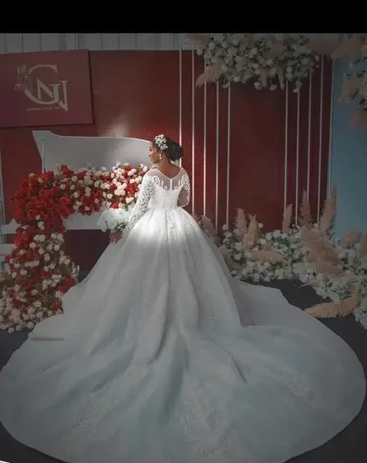 Customized New Fashion High Quality Bridal Lace Hollow Out Long Sleeve Trailing Custom Wedding Dress 2025