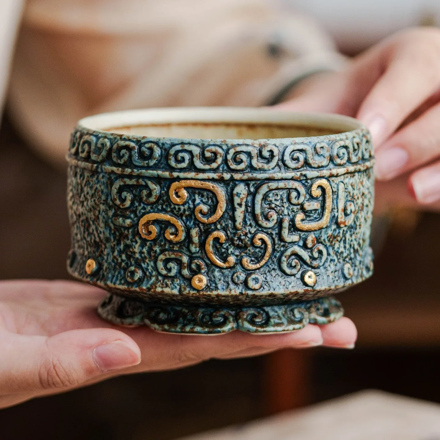 Gray-blue Flint Red Tea Washing Ceramic Cup Washing Tea Residue Tank Building Water Sprinkling Gold Relief Water Pot Decoration