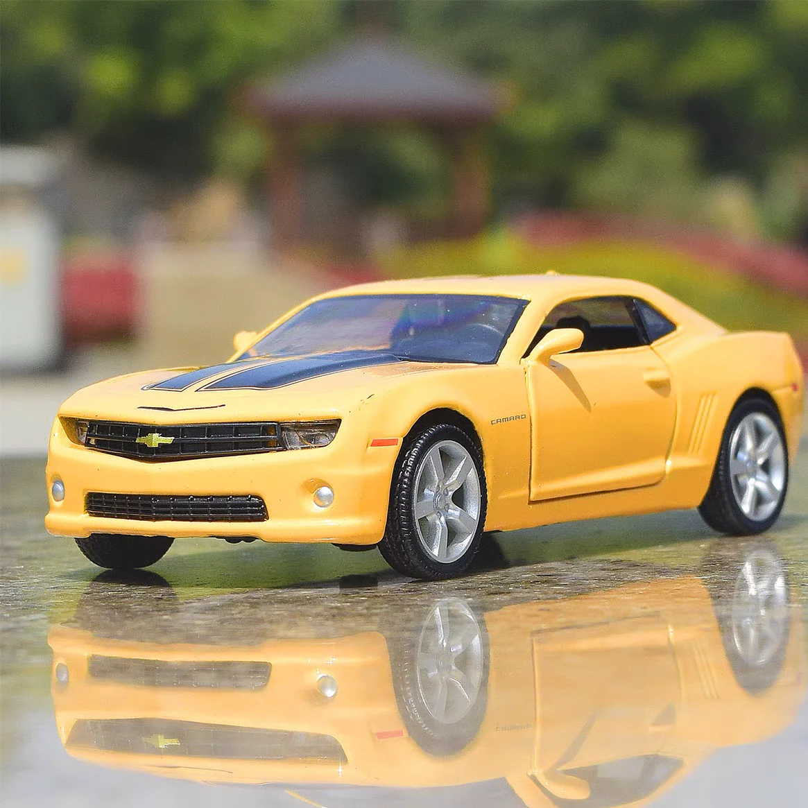 

Модель Chevrolet Camaro 2010: Коллекционная литая модель суперкара с открывающимися дверями и функцией отката назад, масштаб 1:36, RMZ City