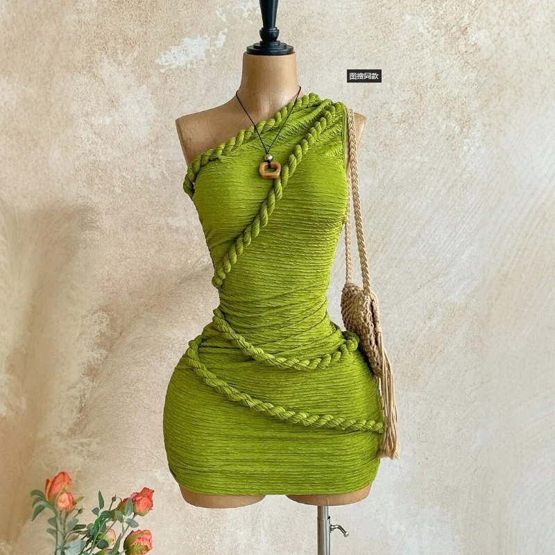 Geflochtenes, gerafftes Bodycon-Minikleid für Damen – Modisches, einfarbiges, schulterfreies, ärmelloses Wickelkleid mit Raffung am Hüftbereich, schmal geschnitten, für Urlaub, Party und Clubwear