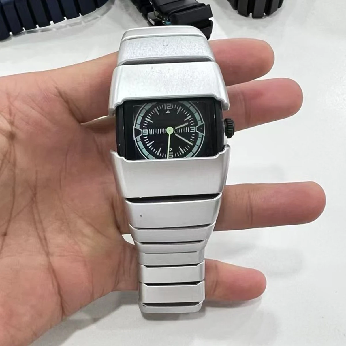 Popular Men's plastics Quartz Watches Retro Fashion Men's Casual Sports Watches New Style