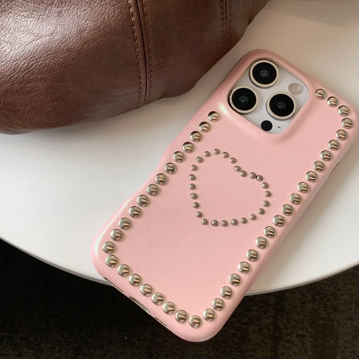 

Милый крутой уличный модный чехол с заклепками Love подходит для iPhone 16 Pro Max 15 14 13 17, защитный чехол для телефона