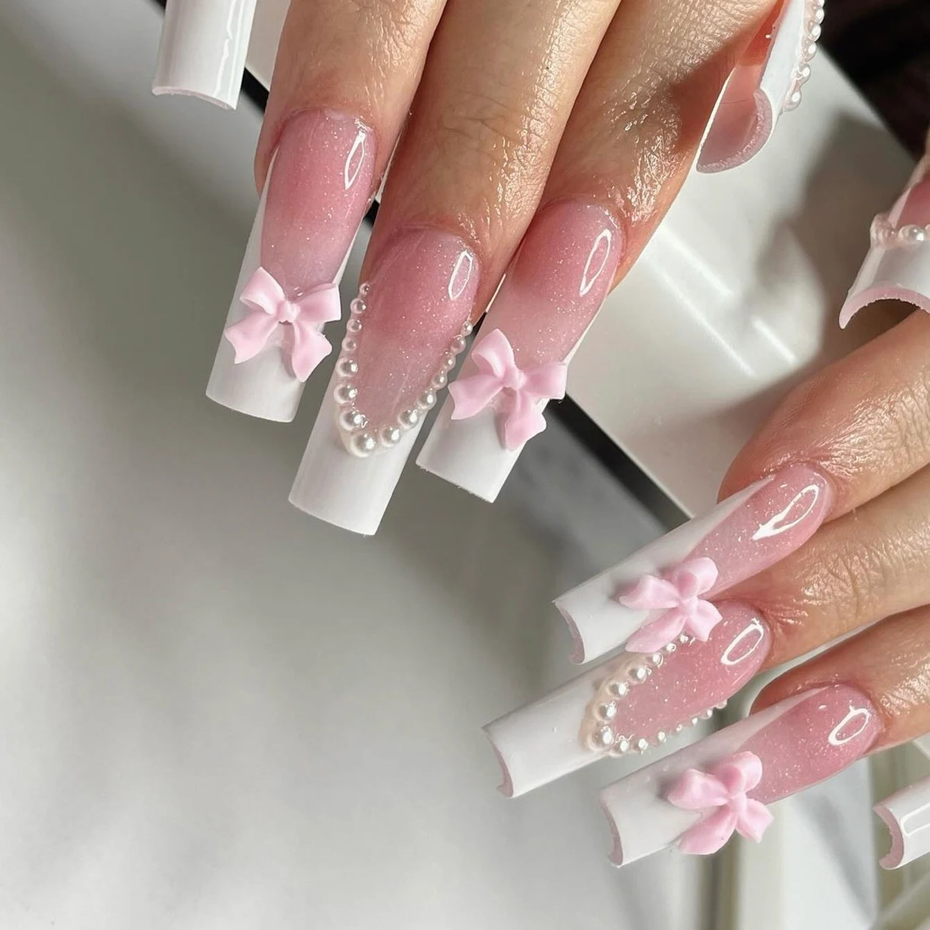 24 Stück rechteckige künstliche Nägel, bogenförmige Acrylnägel, süßes künstliches Nageldesign, Perlenklebernägel, weiße Nägel, spitze nackte Nägel