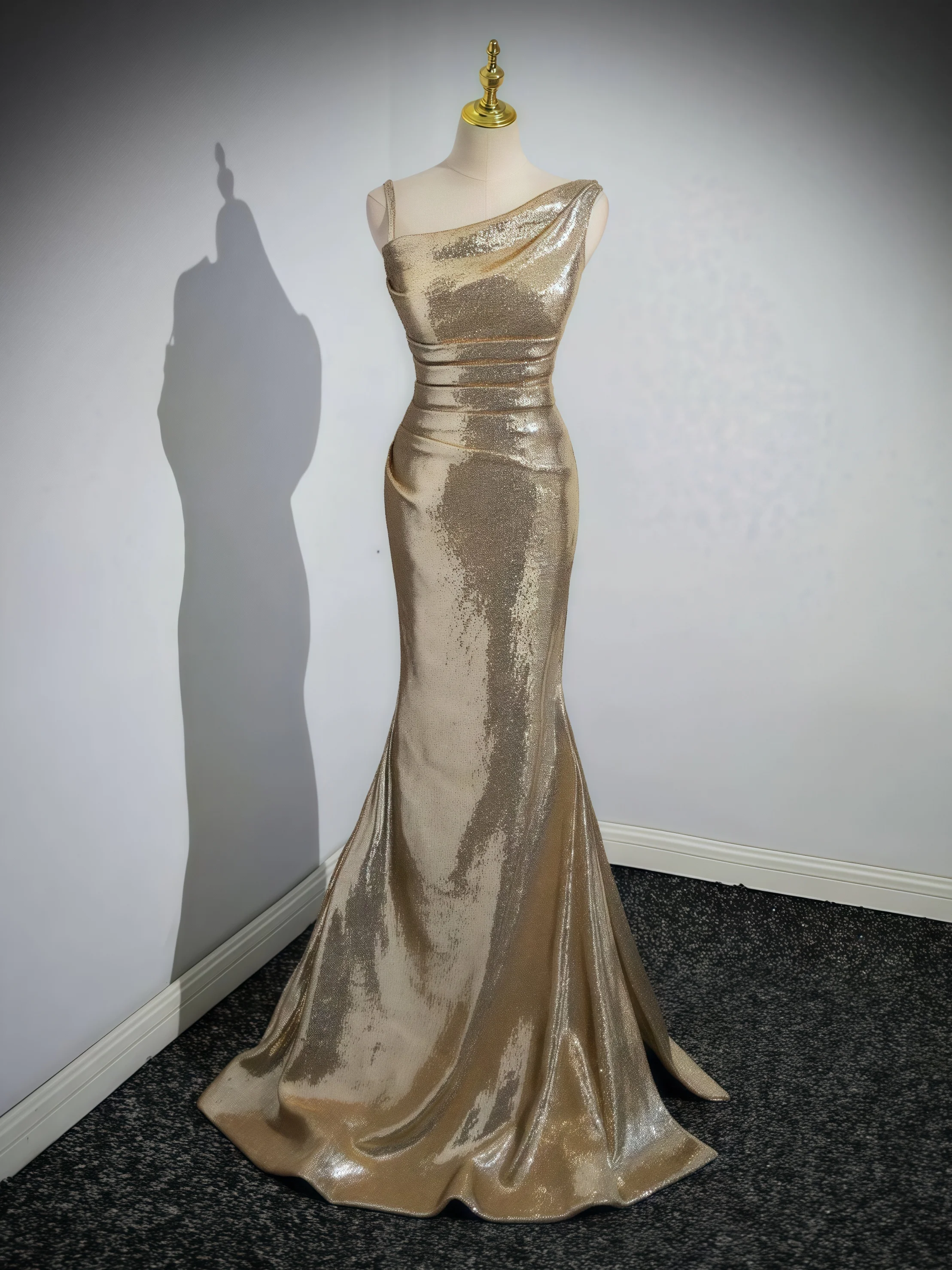 

Gold Sequin Backless A-Line Evening Dress One-Shoulder Side Slit for High-Class Formal Prom Occasions Extravagant Women's Gown