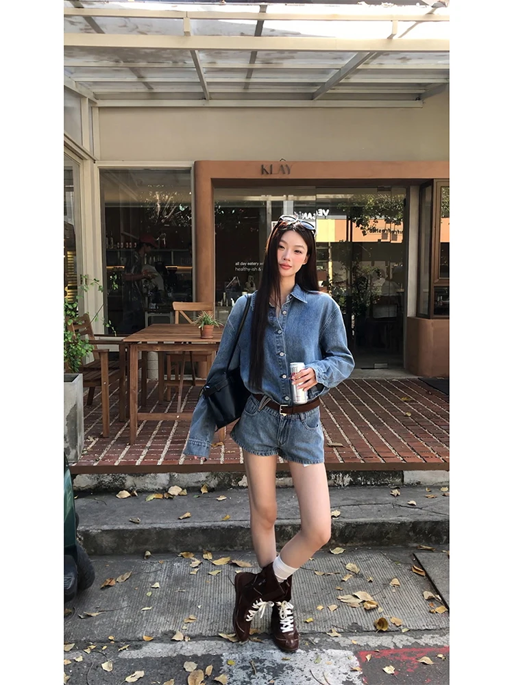 

Весенний модный женский джинсовый комплект из двух предметов: молодежный, из смесового хлопка и полиэстера, прямого кроя, с длинными рукавами.