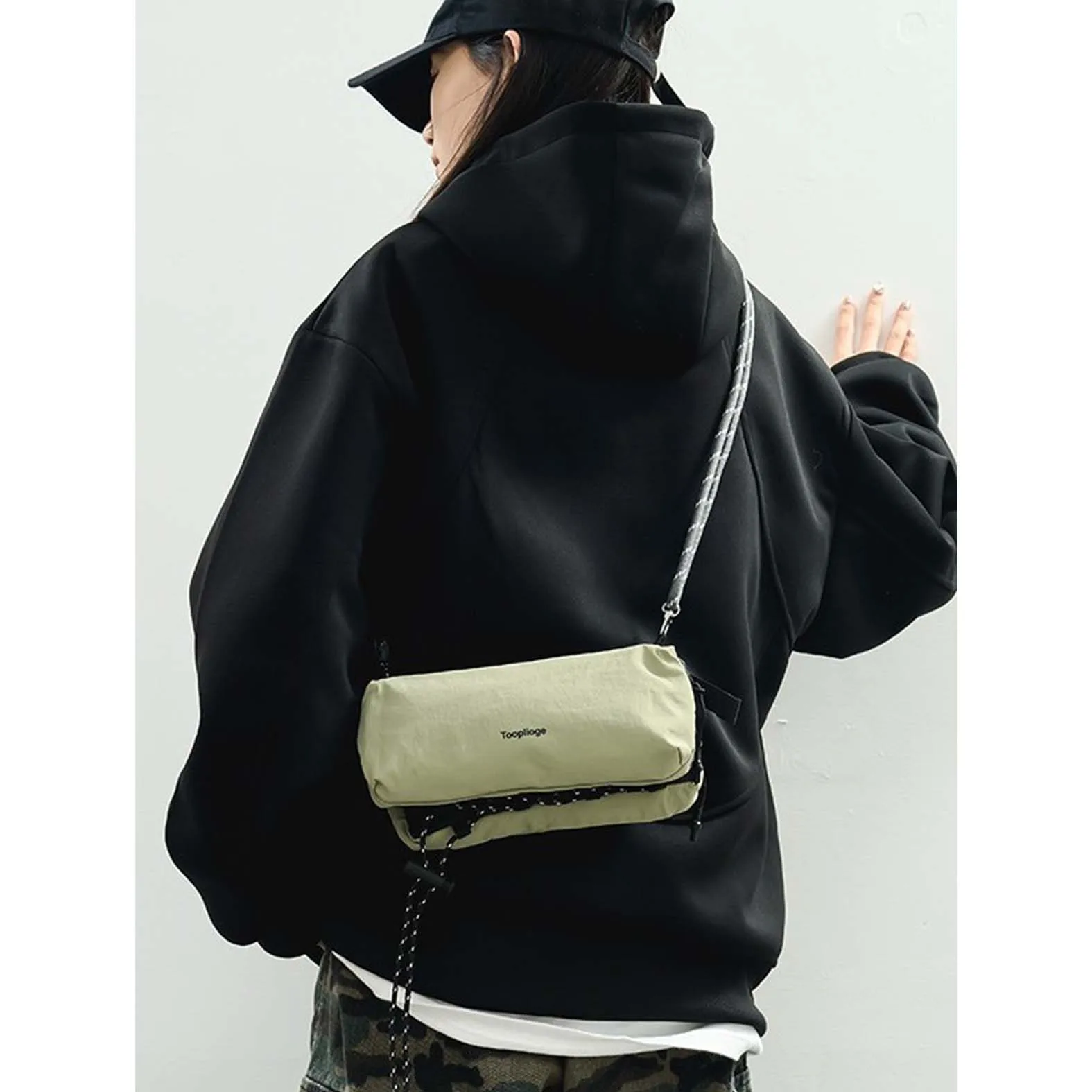 

New design sense crossbody bag, men's trendy brand casual mobile phone bag, multi-layer lightweight shoulder bag, women's mounta