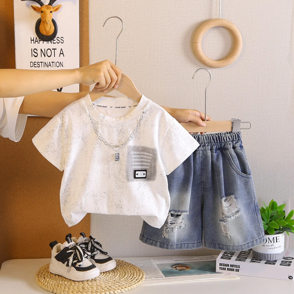 

Летние детские комплекты одежды 2026: Новинка! Футболка с принтом для мальчиков + рваные джинсовые шорты. Повседневная одежда для малышей.