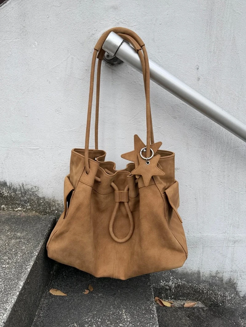 

Корейская ретро-сумка через плечо для женщин, на шнурке, с рюшами, большая вместительная сумка-тоут, новинка 2026 года, стильная простая сумка-облако, сумка на плечо