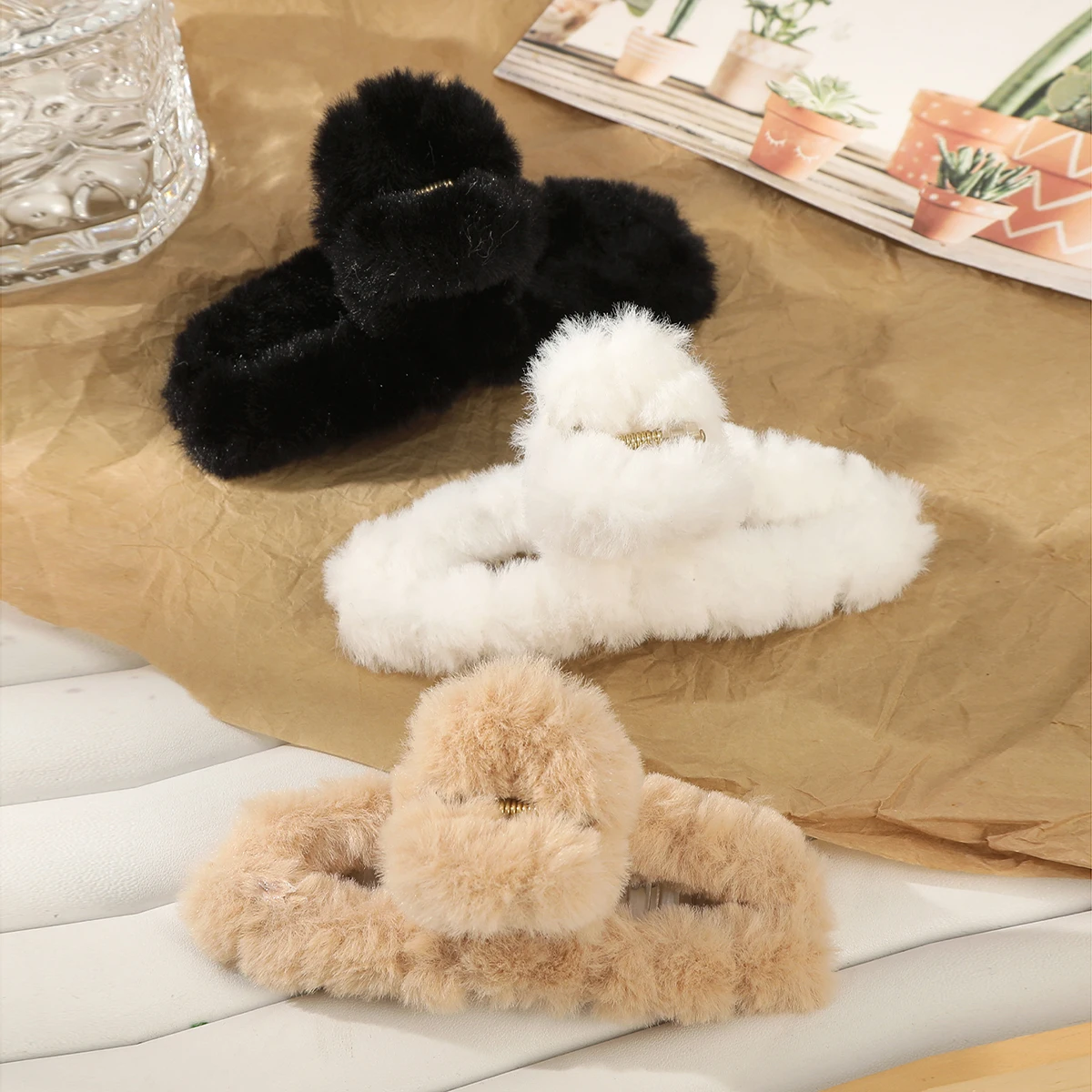 AWAYTR 3PCS Faux Fur Hair Claw Hair Clip Korea Winter Hair Clip Sweet Back Hair Grab Plush Shark Clip Women Akcesoria do włosów