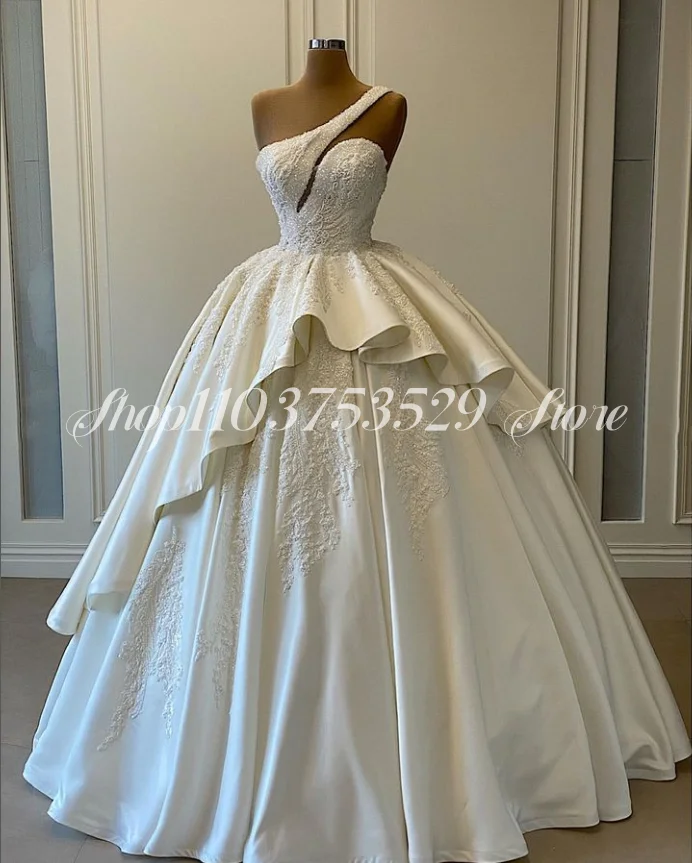 

Luxury One Shoulder Sleeve Bridal Wedding Dresses Fashion Satin Beaded Appliqué Ruffle Puffy Dresses Customised Wedding Dresses