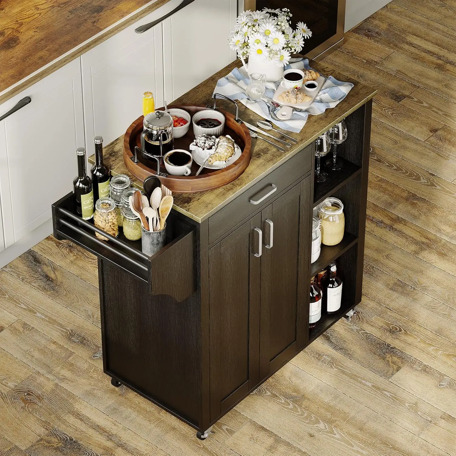 عربة جزيرة المطبخ مع طاولة جزيرة دوارة للتخزين على عجلات مع رف مناشف التوابل ودرج لغرفة الطعام في المطبخ باللون الأسود