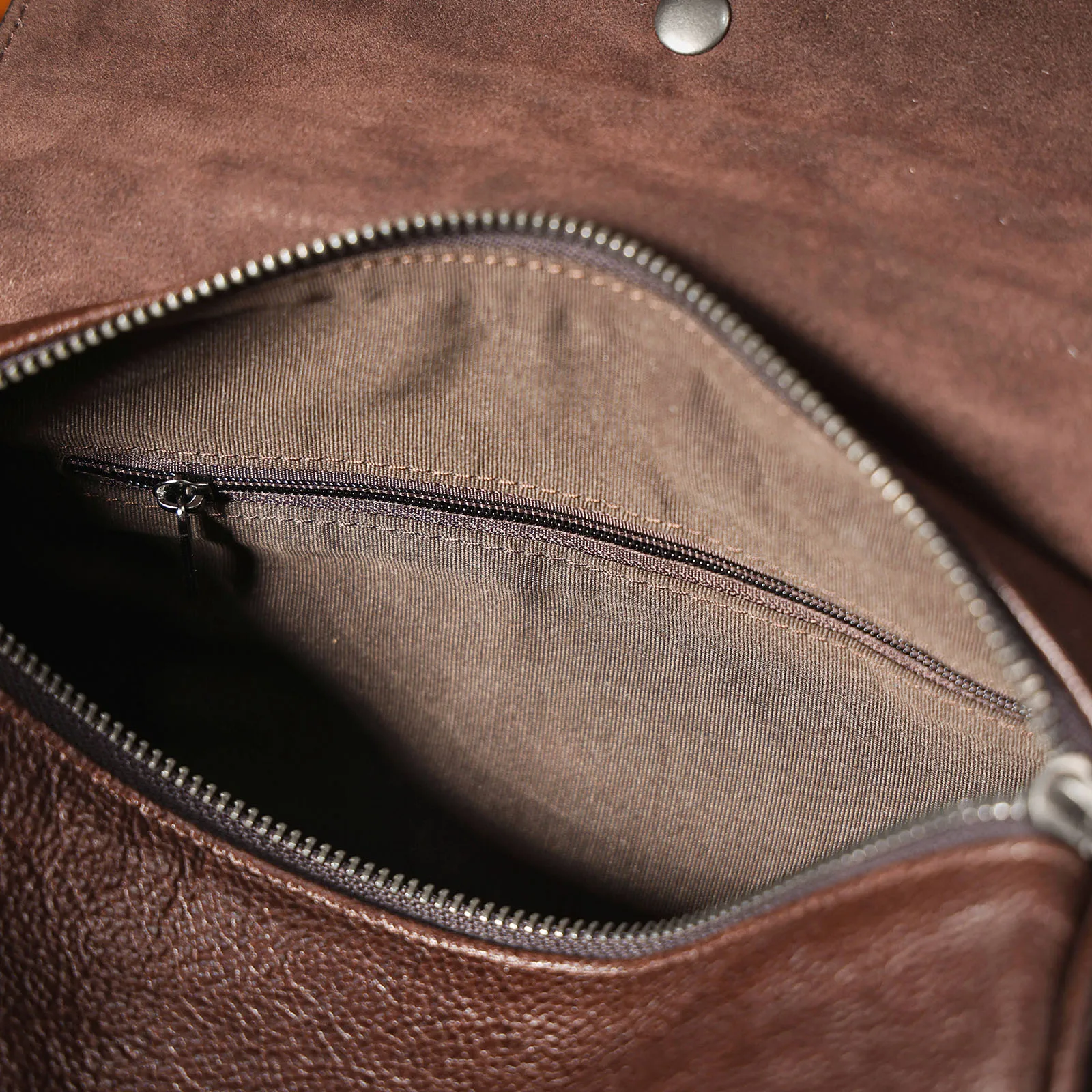 S.worker Echtleder Herren Mode-Umhängetasche aus hochwertigem Rindsleder, Unisex Handgefertigte Casual Zylindertasche – Detail 10