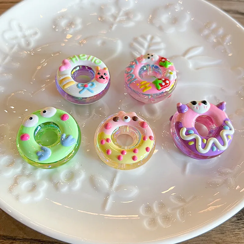 10 قطعة إكسسوارات دونات لطيفة مرسومة يدويًا من الأكريليك من خلال ثقب الخرز إكسسوارات شعر مصنوعة يدويًا أساور سلاسل المفاتيح المواد