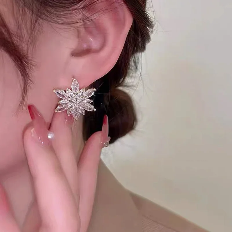 Exquisite Sparkling Crystal Snowflake Stud Earrings for Women Girls Temperament Flowers Rhinestone Earring Fashion Jewelry