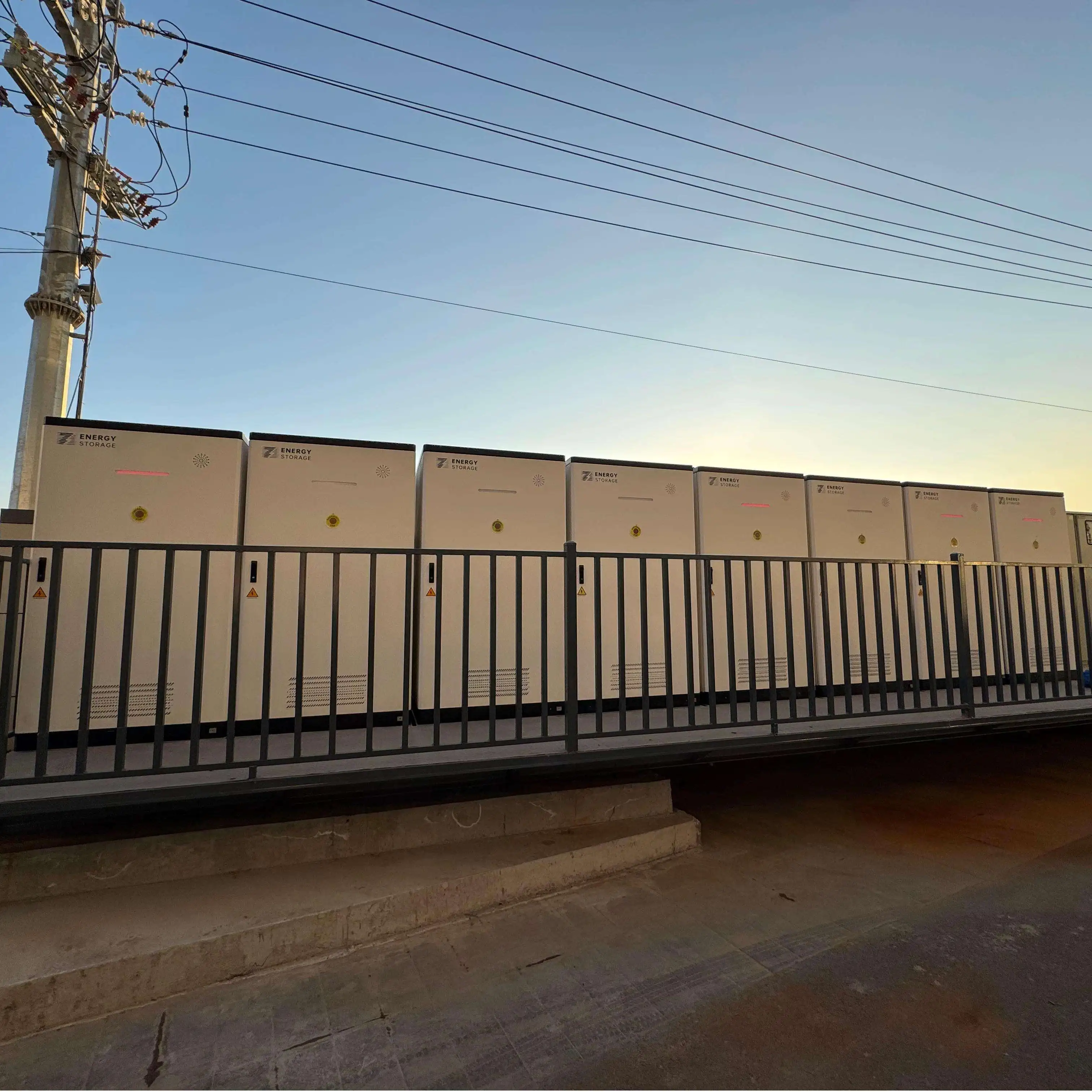 بني نظام تخزين الطاقة بطارية ليثيوم 100kwh التجارية الصناعية 115kwh 230kwh 241kwh ESS Lifepo4 بطاريات للمصانع