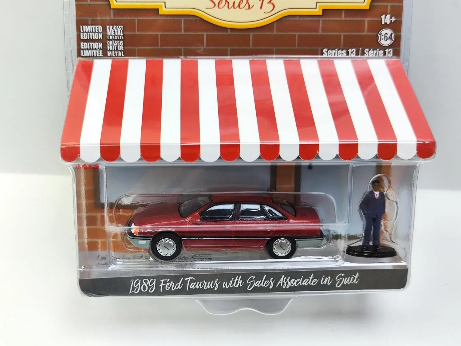 Model  1:64 Hobbies Store Series 13-1989 Ford Taurus&Suit Doll car model