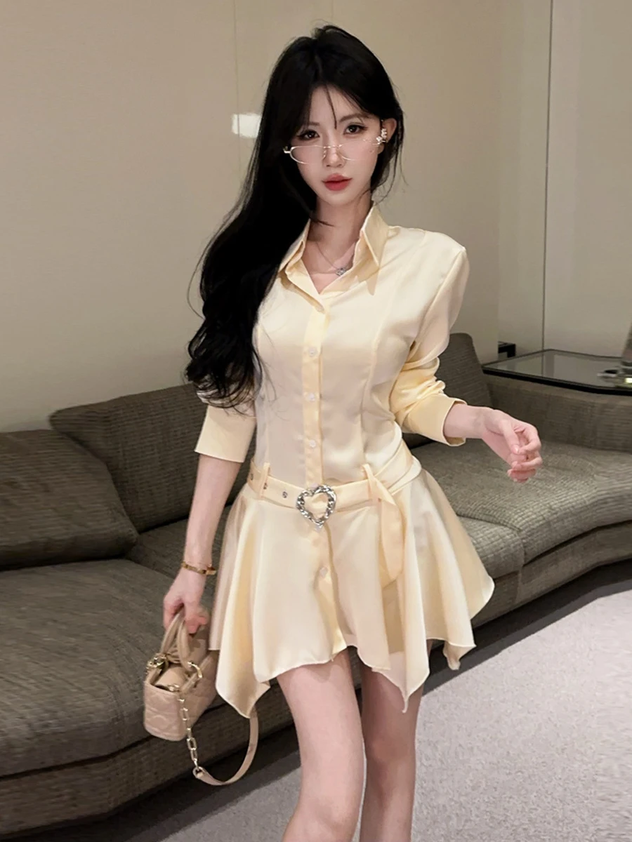 

Атласная юбка А-силуэта с воротником-стойкой, на одной пуговице, с эффектом утягивания талии, весенняя коллекция