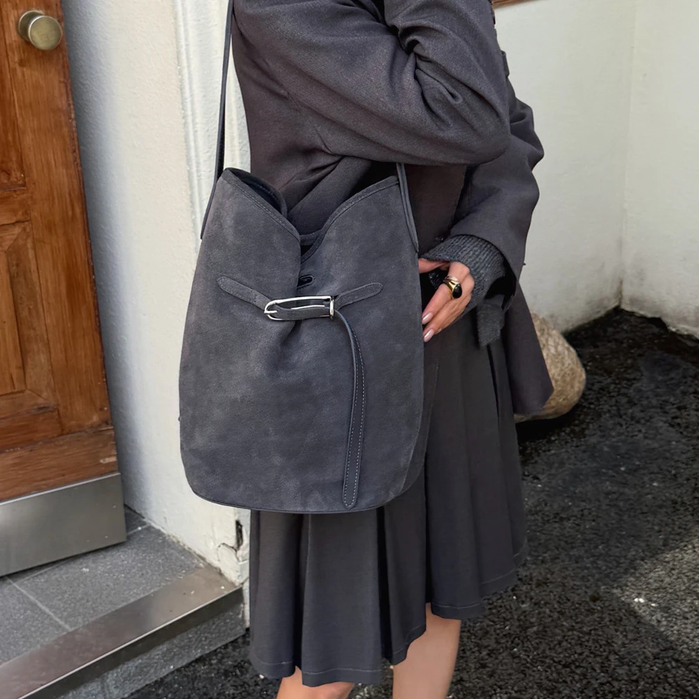 Luxuriöse importierte Nubukleder-Handtasche für Damen, grün-kaffeebraune, matte Wildleder-Bucket-Tote-Schultertasche, hochwertiges Damenmode-Accessoire.