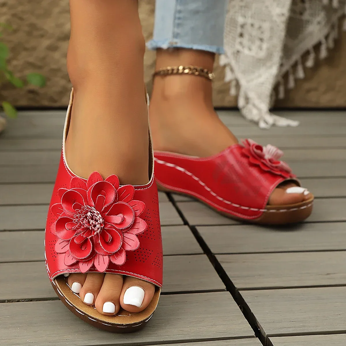 Damen Keilabsatz-Sandalen mit Blumendekor, offener Zehenbereich, Kunstleder, hohle Ausführung, zum Hineinschlüpfen, dicke Sohle, sommerliche, lässige Strand-Mules. – Detail 16