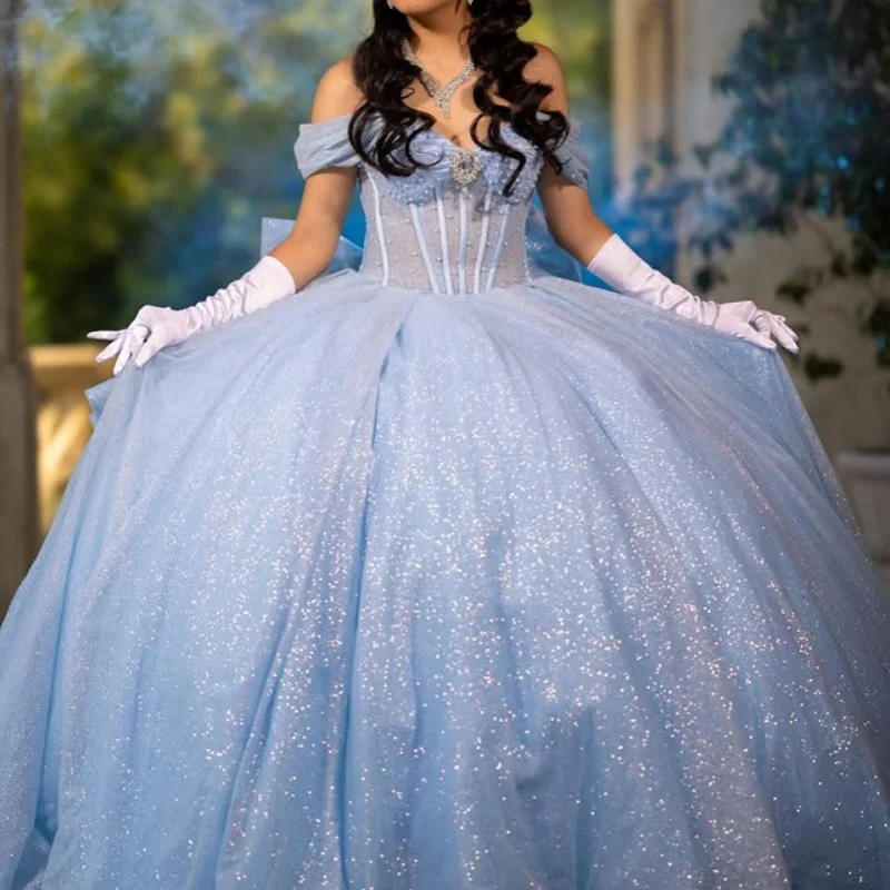 

Блестящие небесно-голубые платья Quinceanera по индивидуальному заказу с открытыми плечами и хрустальной аппликацией из тюля с длинным хвостом и бантом Vestido 15, Quinceanera
