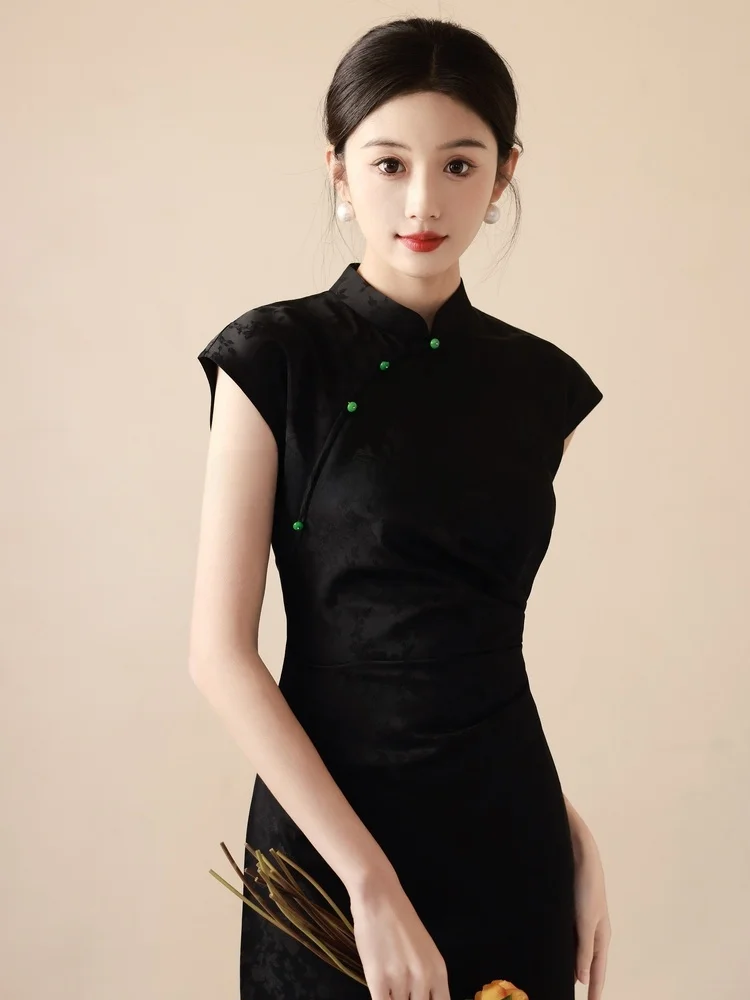 

Чисто черное платье А-силуэта с цветочной вышивкой в стиле ретро, улучшенная версия, для повседневной носки, с коротким рукавом и низким разрезом