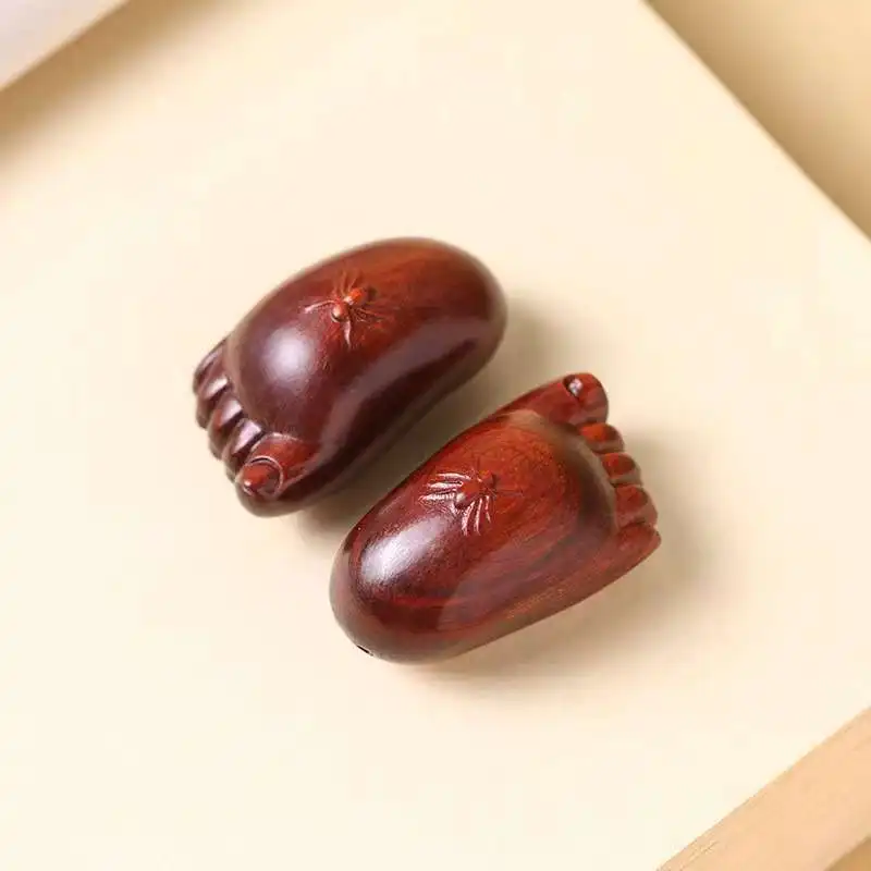 Breloque DIY en bois de santal rouge à petites feuilles sculptées à la main, inscripte avec « Le contenu apporte le bonheur » pour les hommes et les femmes. Utilisez-le