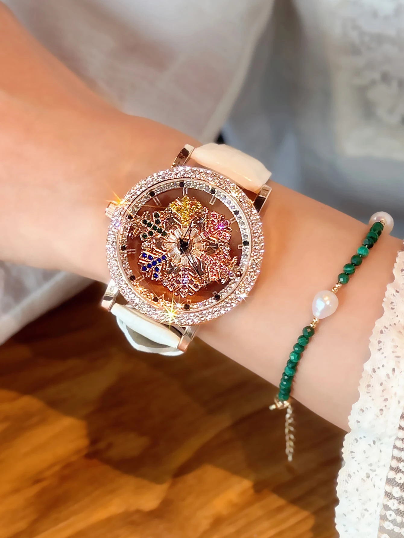 1 Piece of an Upgraded Version of a Dazzling, Fashionable, and Luxurious Women\'s Watch, Featuring Colorful Rhinestone Quartz Watch, with a Charming