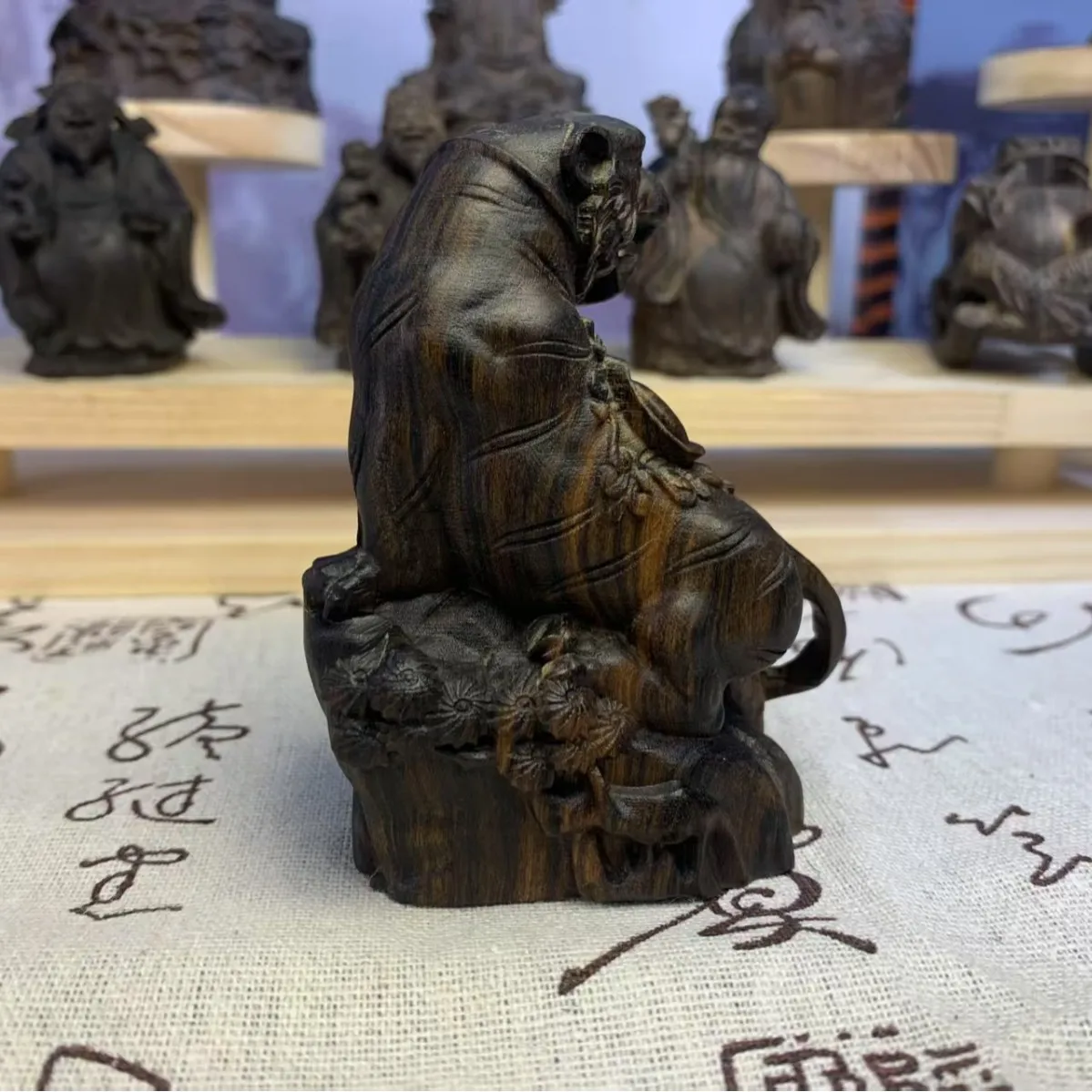 Antique-Finished Wood Carving – Tiger Ascending the Mountain Figurine – Traditional Chinese Solid Wood Sculpture for Home Decor