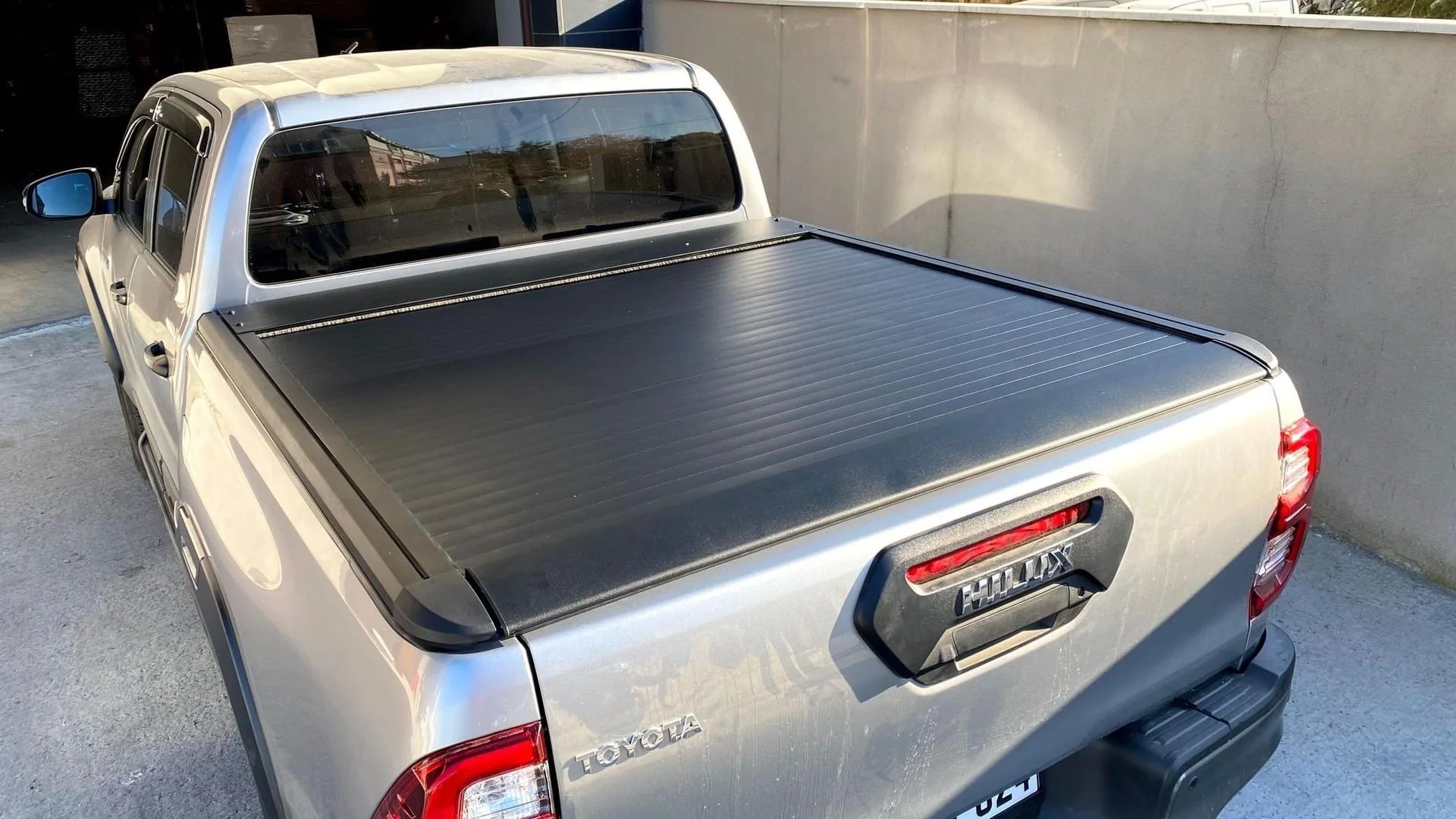 VENTASTARK Aluminium Roller Lid Retractable Tonneau Cover for  Hilux