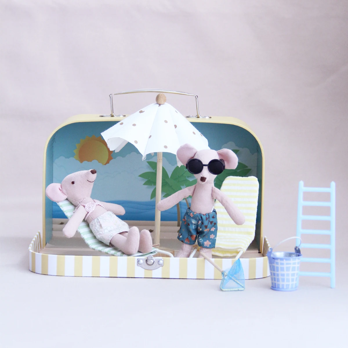Miniature Beach Furniture Gift Box, Simulated Beach Lounge Chair and Parasol, Miniature Scene Decoration Accessories (Optional With/Without Mouse)