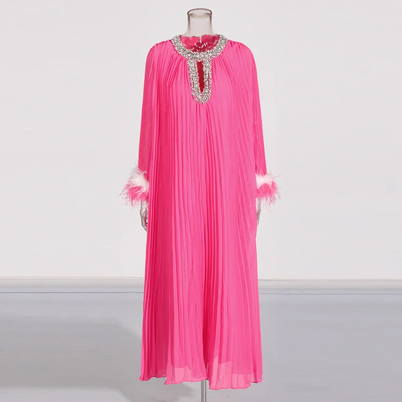 2026 Frühling Neues Übergrößen-Maxikleid im High-End-Stil mit Schlankheits-Effekt, Strass und Straußenfedern-Design für Damen – Detail 9