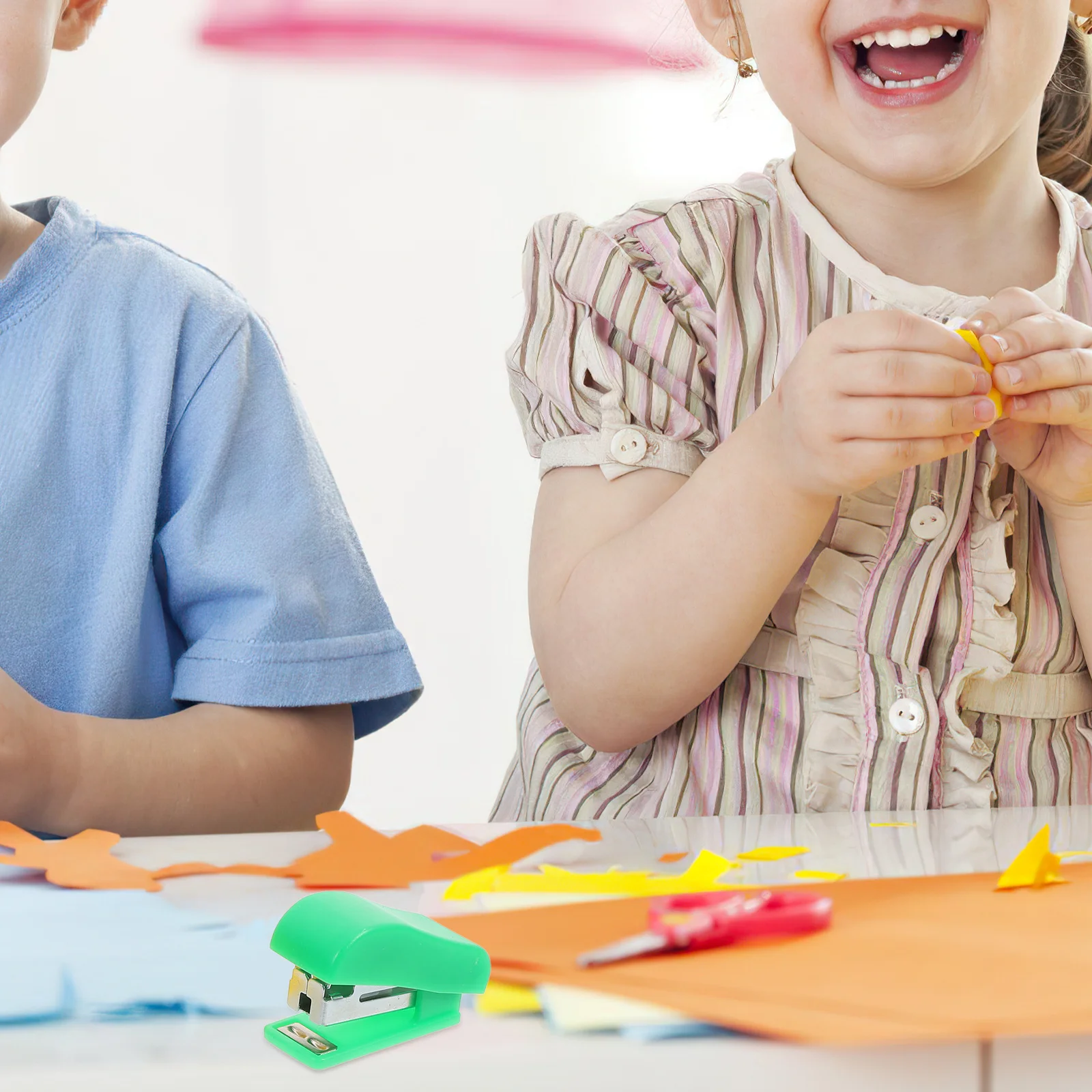 4 قطعة دباسة مكتب صغيرة كرتونية لسطح المكتب، دباسة يدوية محمولة مدمجة للمدرسة والمنزل، كباسات ورقية خفيفة الوزن