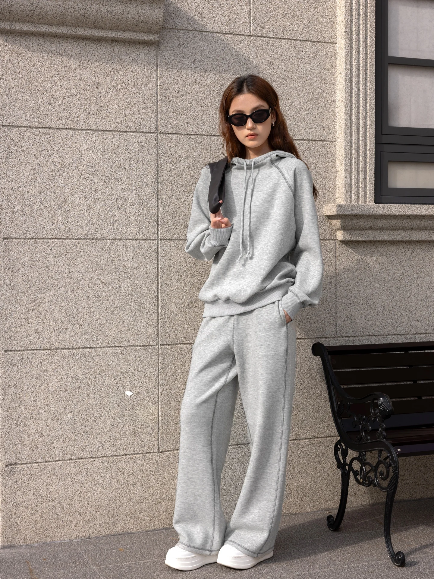 

Модный комплект: толстовка с капюшоном и повседневные брюки. Дышащий, свободный крой. Осенне-зимняя одежда для отдыха. Базовый женский комплект.