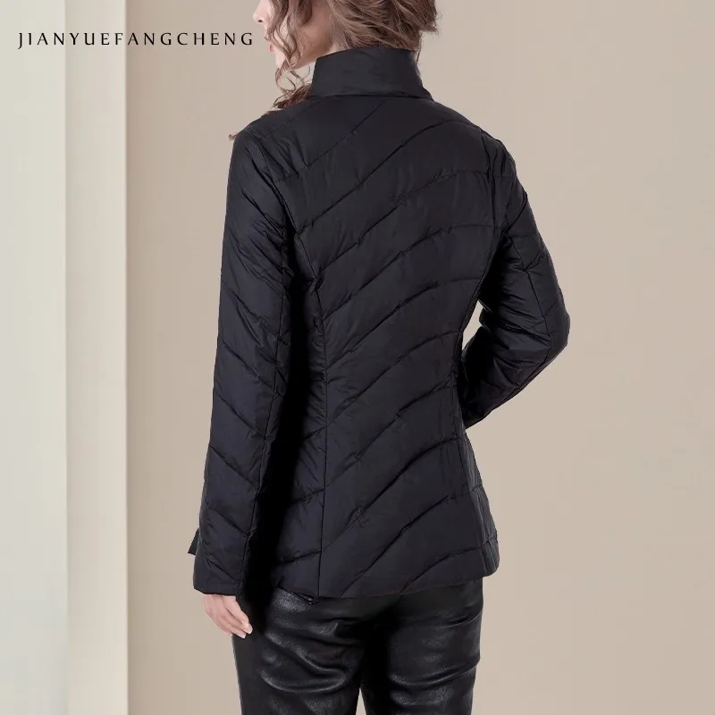 เสื้อแจ็คเก็ตผู้หญิงสีดำ แต่งเลื่อมและปักลาย  บุด้วยขนเป็ดขาว  แบบพัฟเฟอร์  ทรงเข้ารูป  แบบสั้น  สำหรับฤดูหนาว