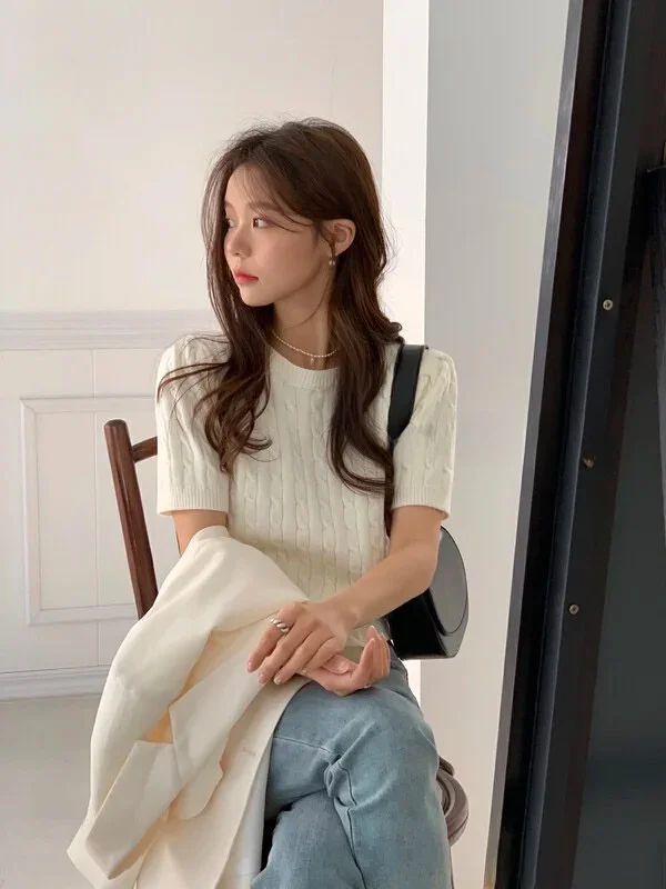 เสื้อถักไหมพรมทรงเข้ารูปสำหรับผู้หญิง สไตล์เกาหลี ใส่เป็นเสื้อนอกช่วงฤดูร้อน ช่วยลดเลือนริ้วรอย กระชับสัดส่วน ใช้เป็นเสื้อตัวในได้ ผลิตจากเส้นด้ายบิดเกลียว
