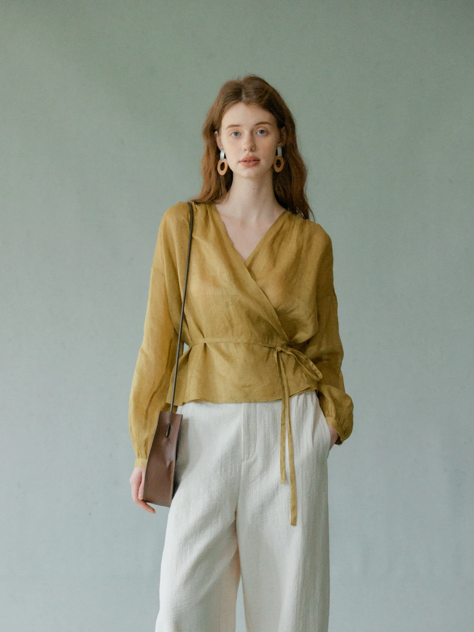 

Loose Women's Linen irt Spring 2025 Early New Flower between Old S Small irt Top French Sle Lantern Sve V-ne